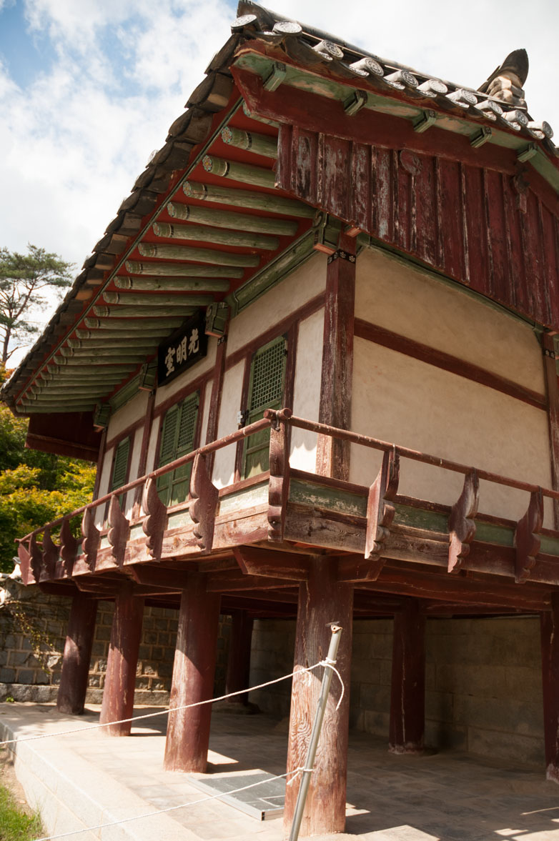 Afin de la protéger de l'humidité, les bibliothèques étaient surélevées.